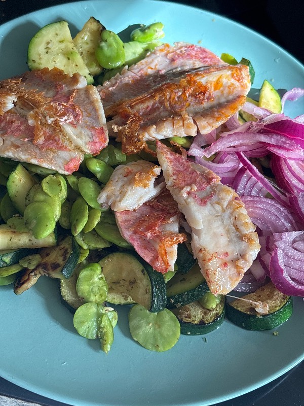 Rougets poêlés, fèves et courgettes à la coriandre et au citron vert, pickles d'oignon rouge