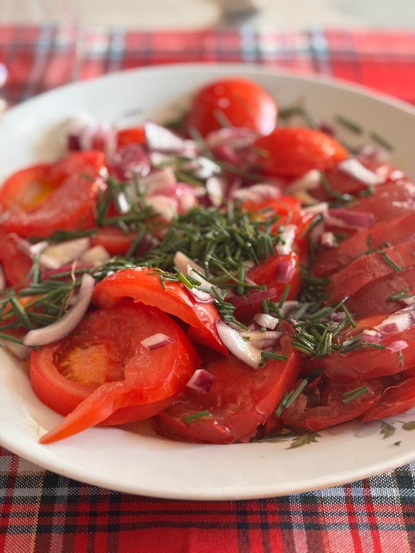 Salade de tomates, oignon rouge et ciboulette