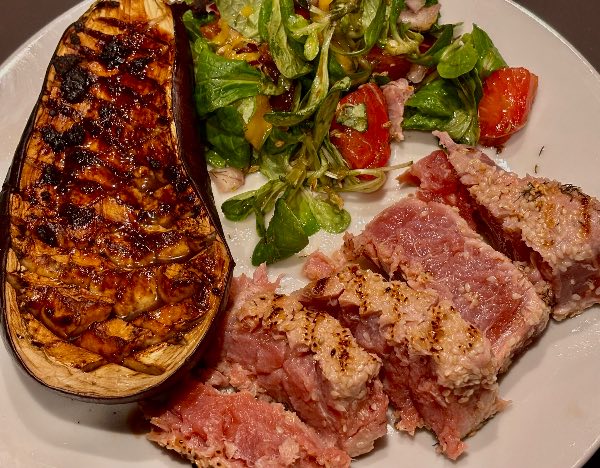 Tataki de thon au sésame, aubergine laquée au miso, salade mangue-piment